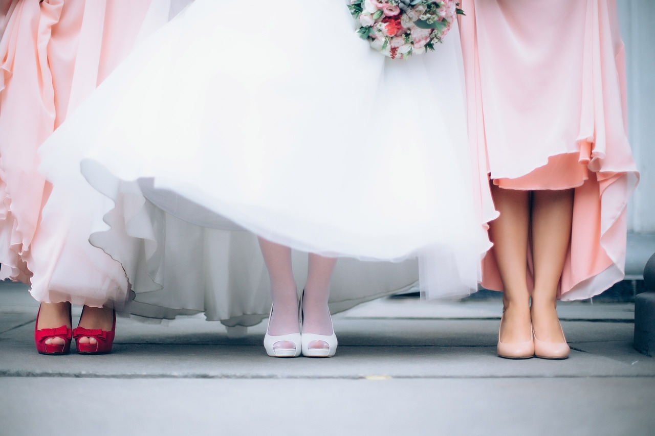 le scarpe per l'abito da sposa corto