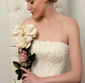 abiti-da-sposa-di-pizzo-a-fiorellini